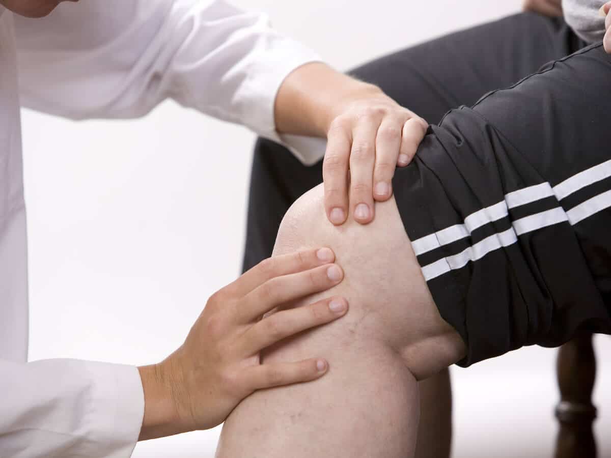 Лечение коленных суставов врач. Больное колено. Больные суставы. Боль в колене.