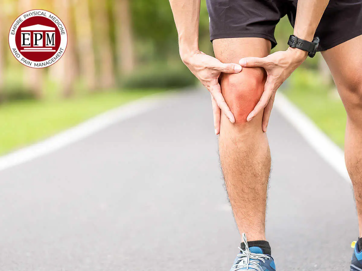 Athlete suffering from runner's knee pain in Manhattan